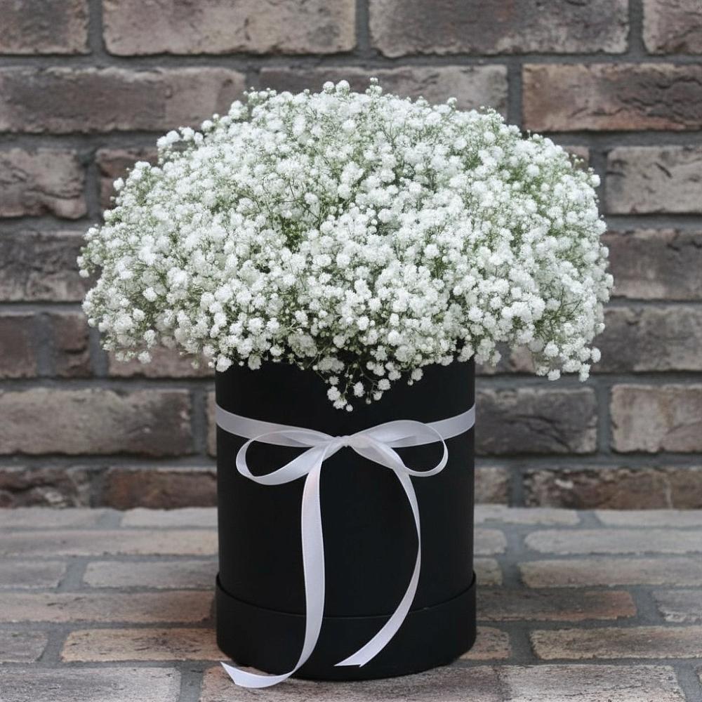 Цветочная композиция из Гипсофила в шляпной коробке в Лесной