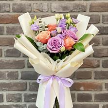 Букет цветов из:  Лизиантусы и Розы в Лесной